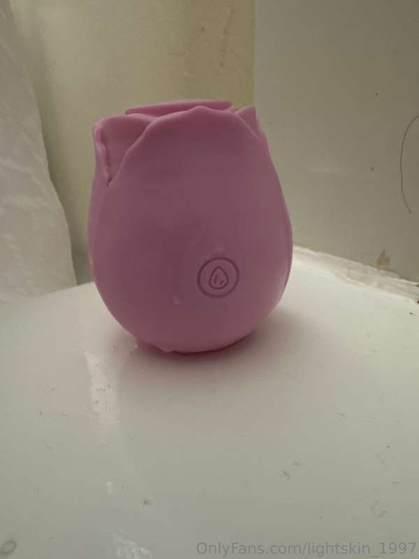 Watch me play with pretty pink rose & my pretty pink pussy i..
