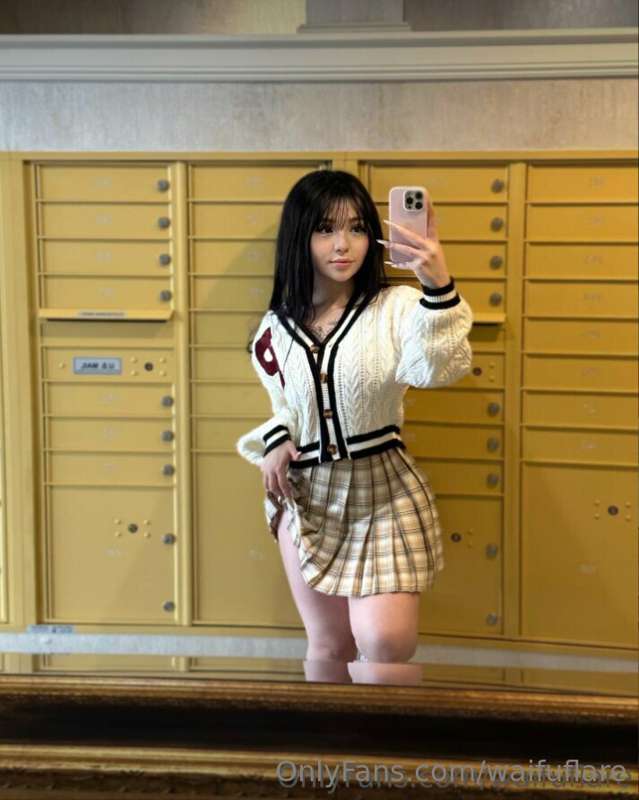 your fav schoolgirl wish you're having a nice day 🥰
