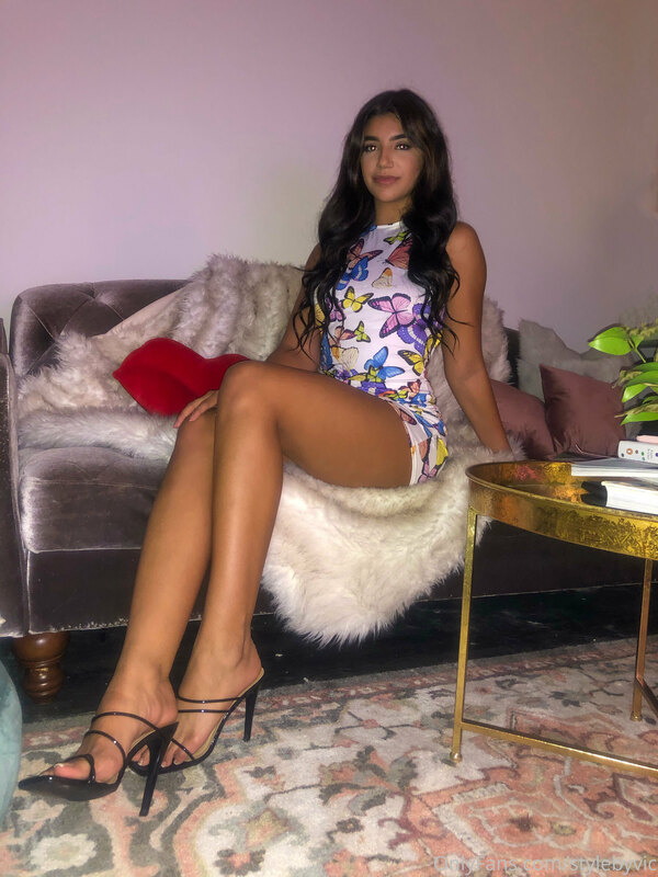 ? OUTFIT OF THE DAY ?

A mini dress w a pop of color is grea..