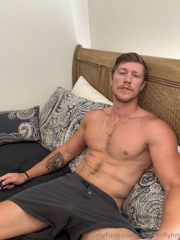 don't you wanna know what it's like sitting on this lap? 😈