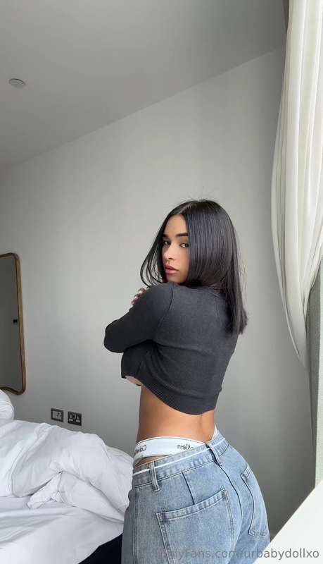 these jeans are cute… but they’d look better on the floor 😘
