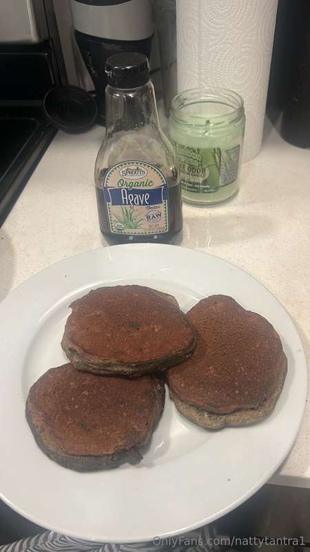 Vegan pancakes for breakfast!! 😋 2