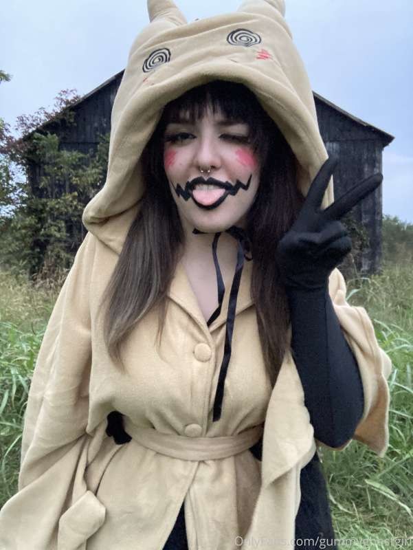 A wild mimikyu has appeared! What will you do? 🖤 8