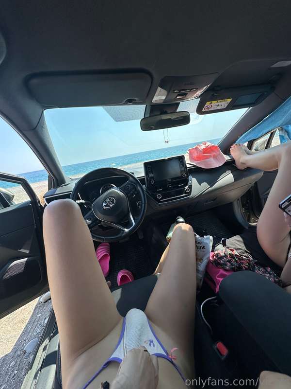we are bored here on the beach, if you want send your reques..
