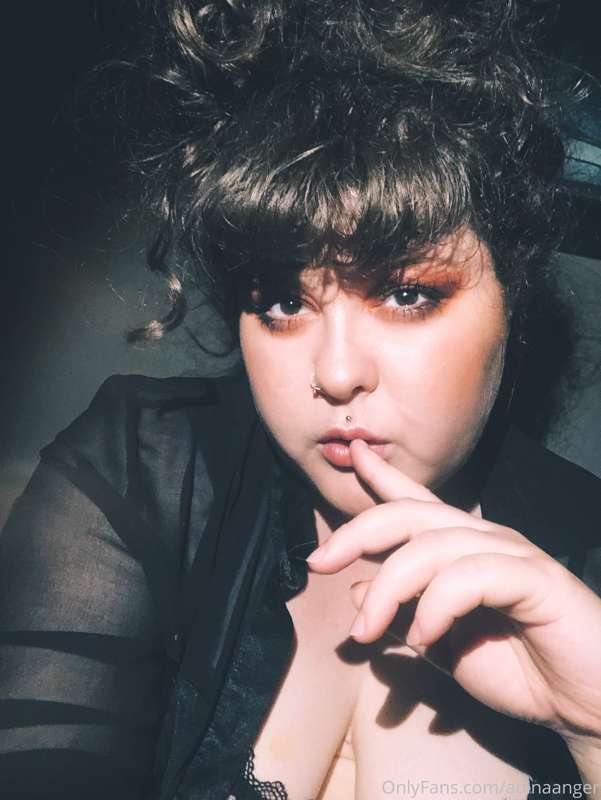 rock n roll + slutty secretary vibes from absolutely nowhere.. 2