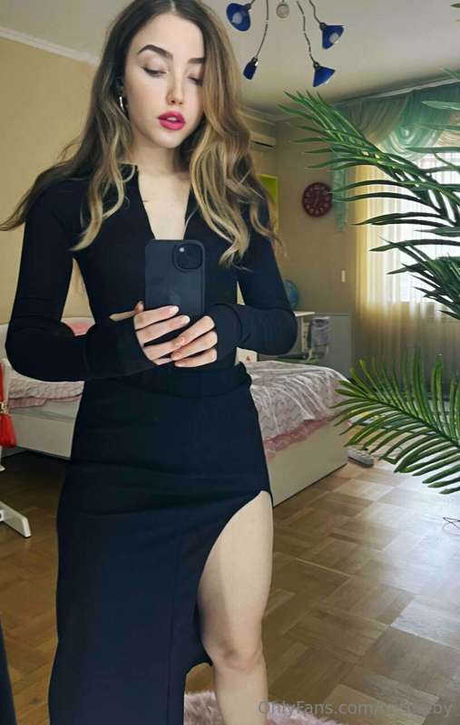 A beautiful dress and hairstyle always lift my mood 👗💄 Where..