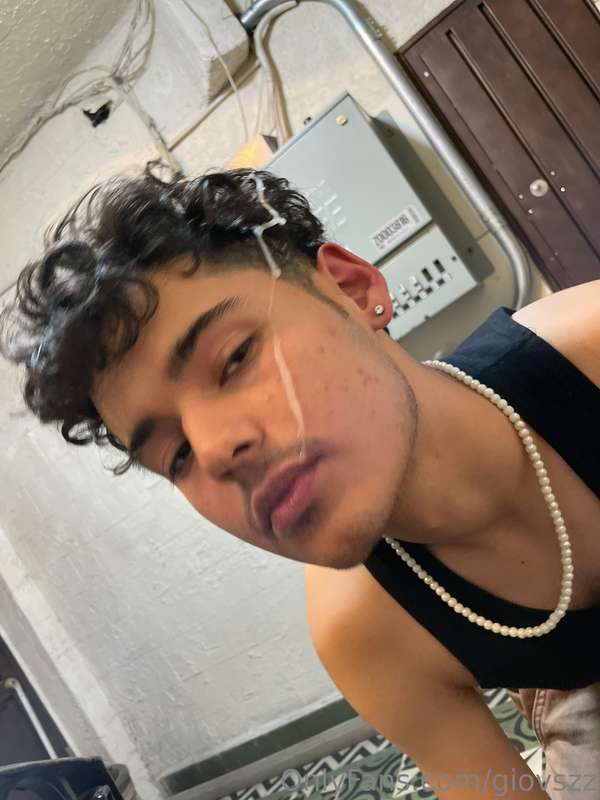 My crush gave me my first facial. 🫢 Mi crush me dió mi prime..