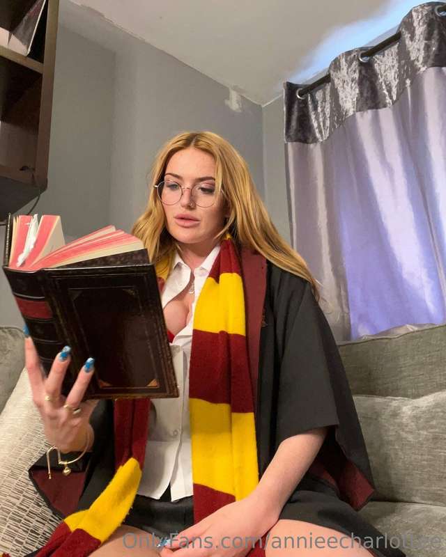 ## Hermione Granger tackles a tentacle… in her pussies! 🧙‍♀️.. 5