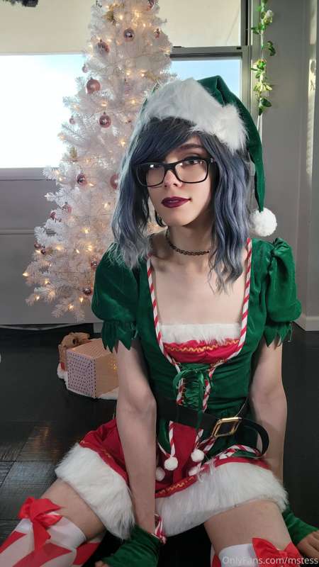 I wish I was a present looking up at your tree ;3 🎄 happy ho.. 13