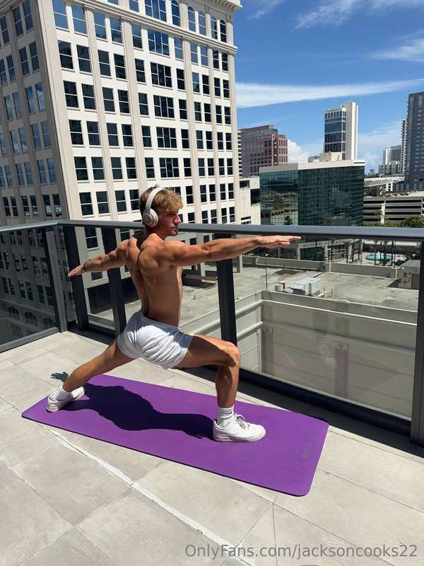 Great sunny day to exercise my booty☀️💪