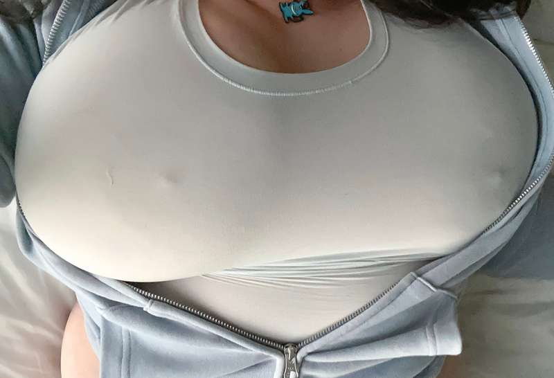 will the shirt stay on or off? it does not make much of a di.. 1