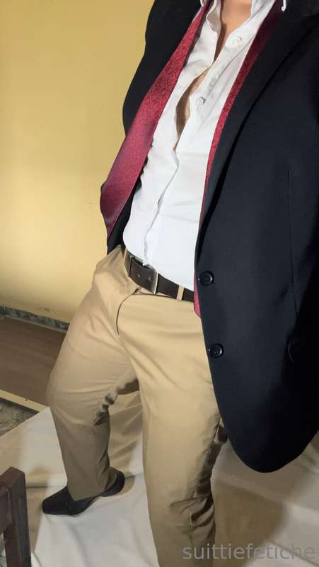 Cada vez me dá mais vontade de vestir roupa social. Gozo fác.. 1