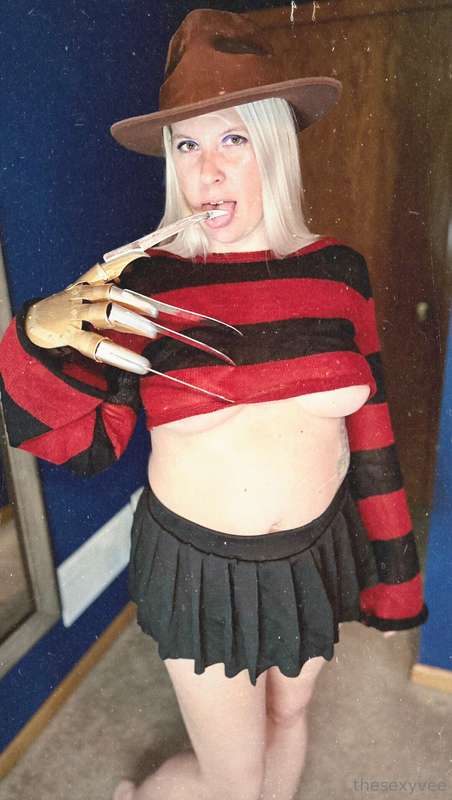 **It's Spooky Sunday & I’ll see you in your dreams!** 💋 1