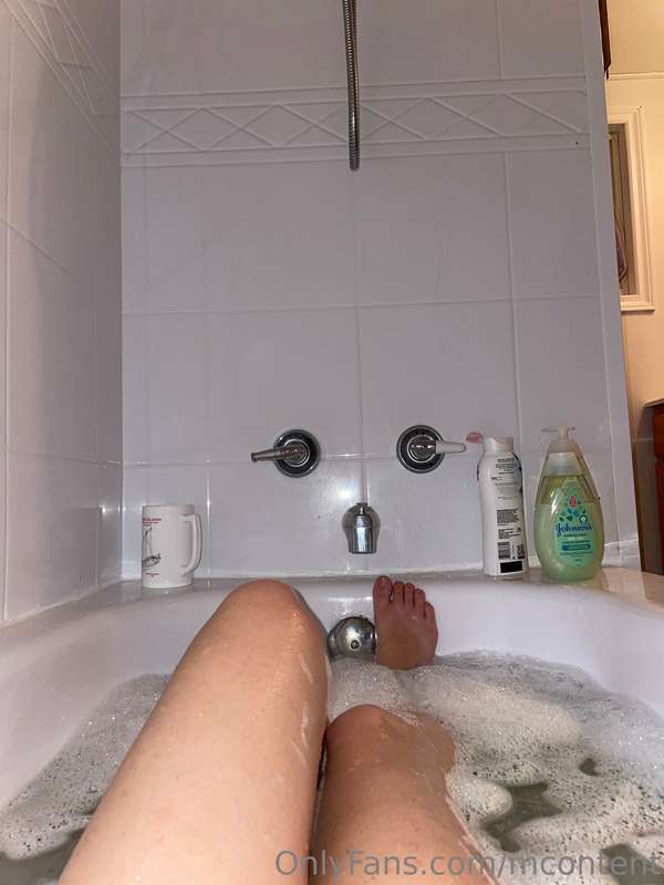 splash splash I’m back after the holiday break 🥰  🛁 🦶