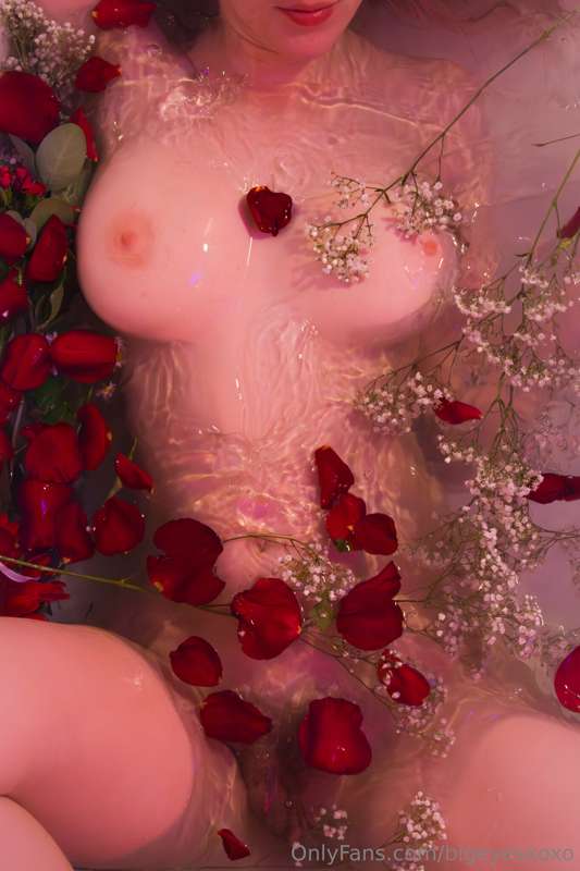 🌹 
photos by @sage.sapphire who will be joining me tomorrow .. 18