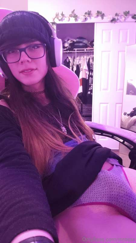 I've been a horny girl lately (as some of you may know). Her.. 21
