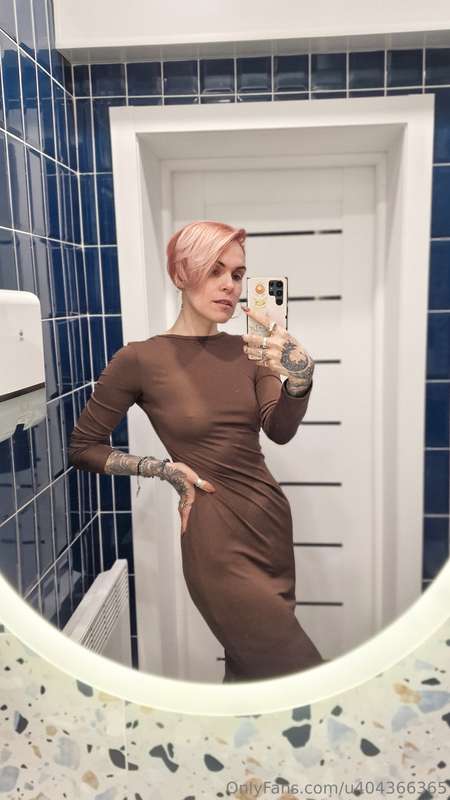 Like my dress? Tell me about it in the DMs 😘