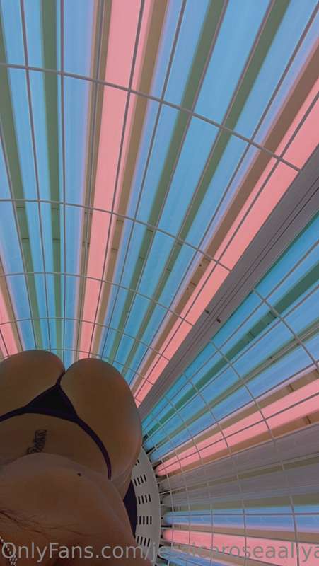 Tanning time 🤤😍 DM if you want to see the results