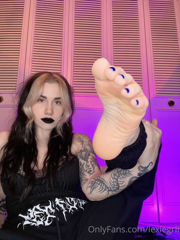 My feet want sniffs and licks today. You’re giving right? 2