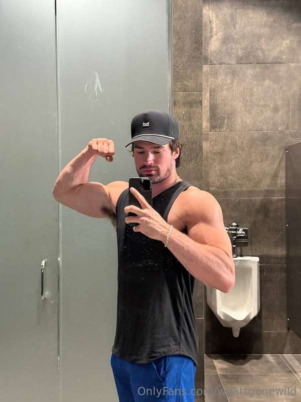flexin' just enough to distract you💪