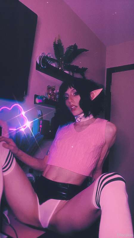 What should we name this little gamer girl elf 🤔😈
Tell me in..