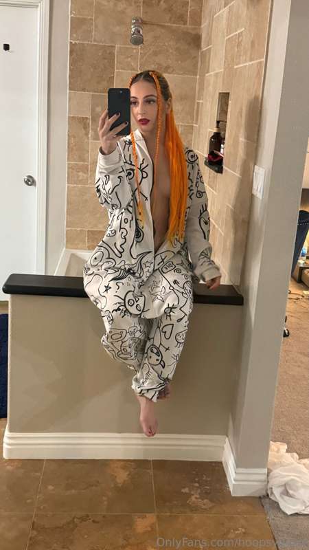 Does my outfit look better on or off? Let me know ❤️👄