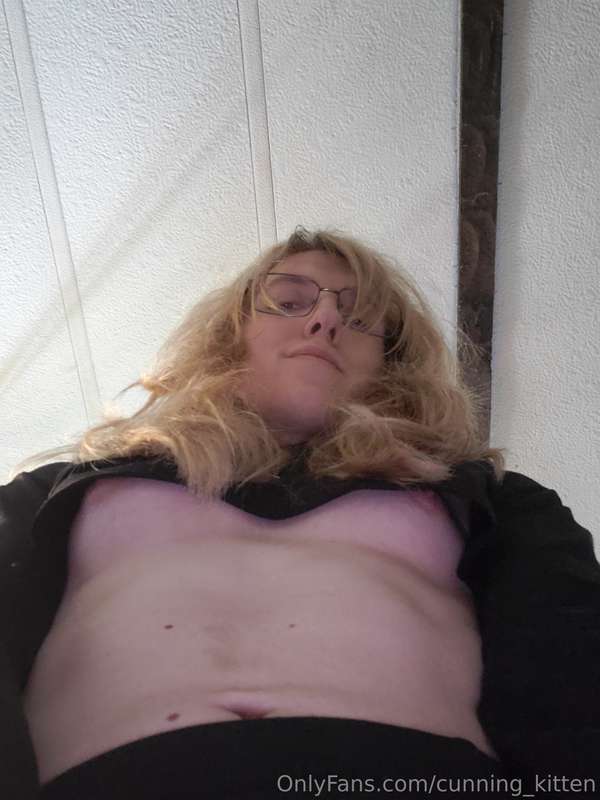 The constant side breast given by this crop top is so apreci.. 2