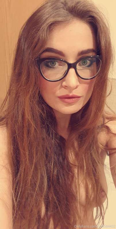 Do you like me in my glasses 🤓 😉