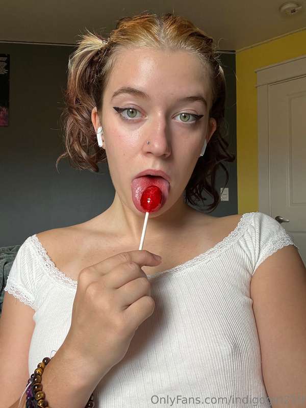 did a little photo shoot with my birthday treat🤭🤭 2