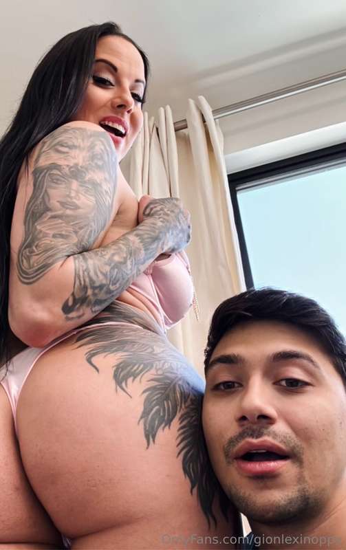 Morning💋 Posting a NEW B/G video with the famous @maxfillss .. 2