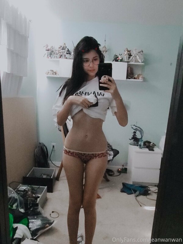 I offer you hourglass and cheap panties XD