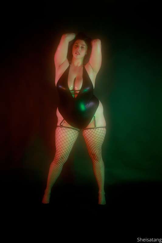 Just a oiled up curvy slut 21