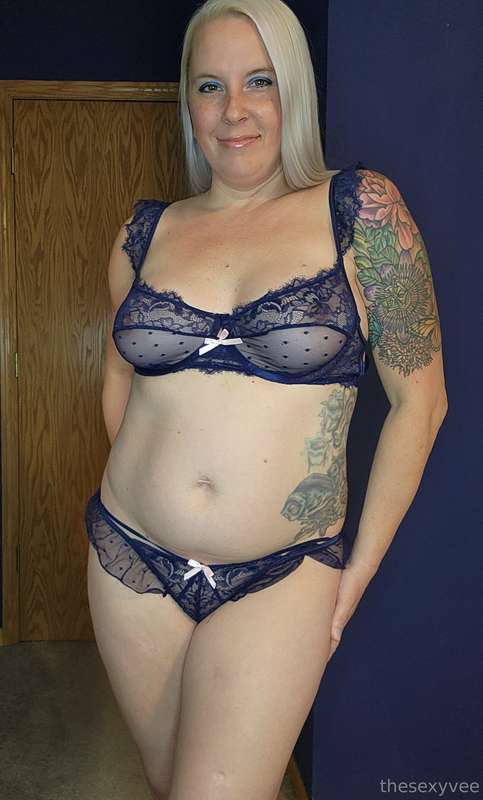 **Feeling pretty damn sexy in this little lingerie set! What..