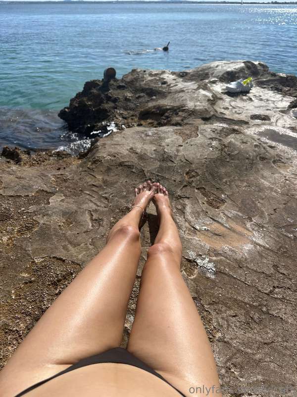 How do you like my legs? Little crabs tried to bite my toes .. 2