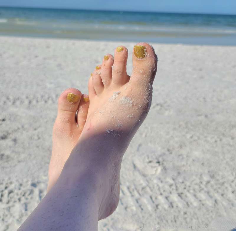 I got sandy feet pics for my foot pervs! 🤪 4