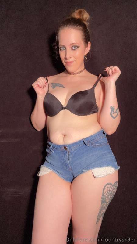 Look at me all hot and start to undo my shorts, it’s hard to..