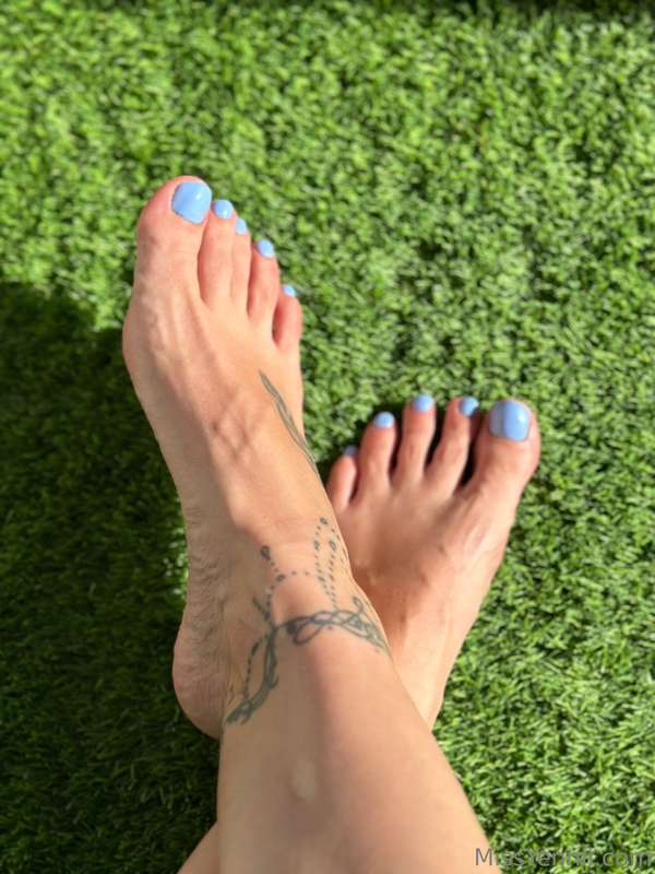 My feet are colored again 😁 you like the color I chose today.. 2