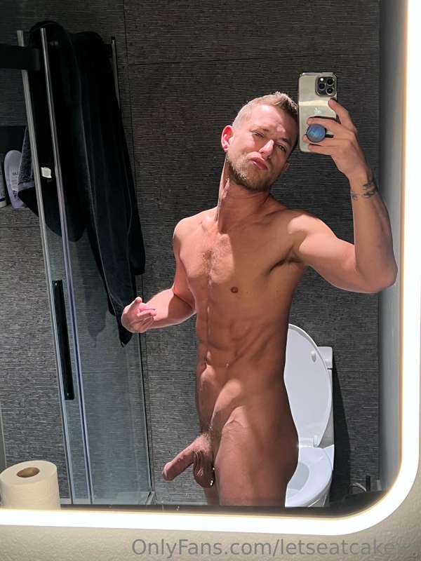 I’m naked 👀 1