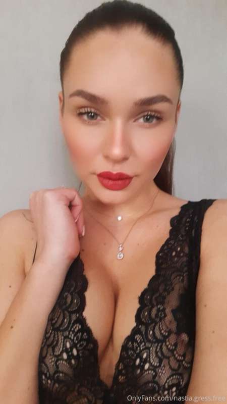 Do you like me with red lipstick?💋