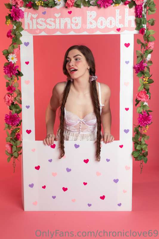 💋Welcome to my kissing booth!💋 Open for operation ;) Step on..