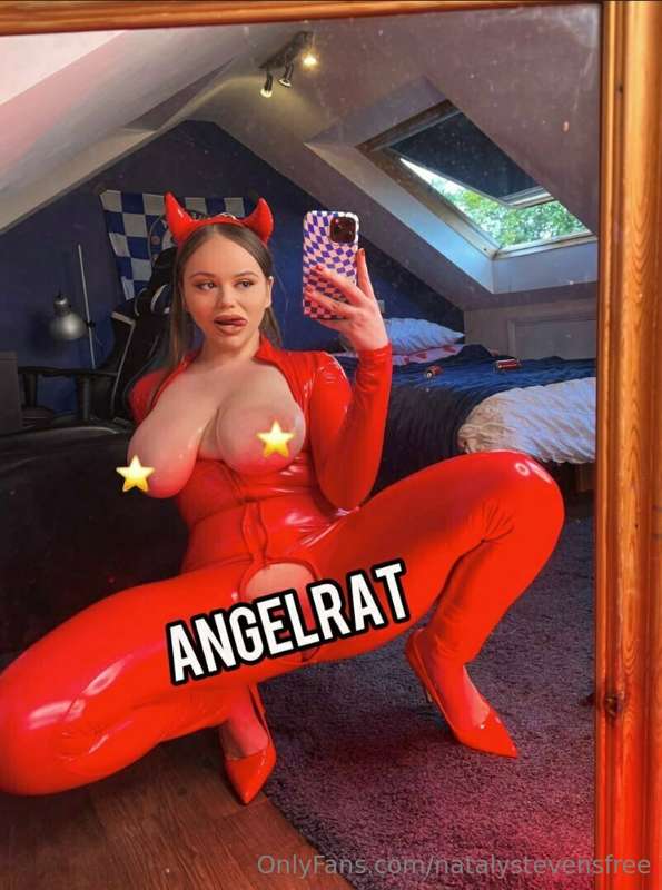 @AngelRat wants to show you her tight phat pussy in action!!..