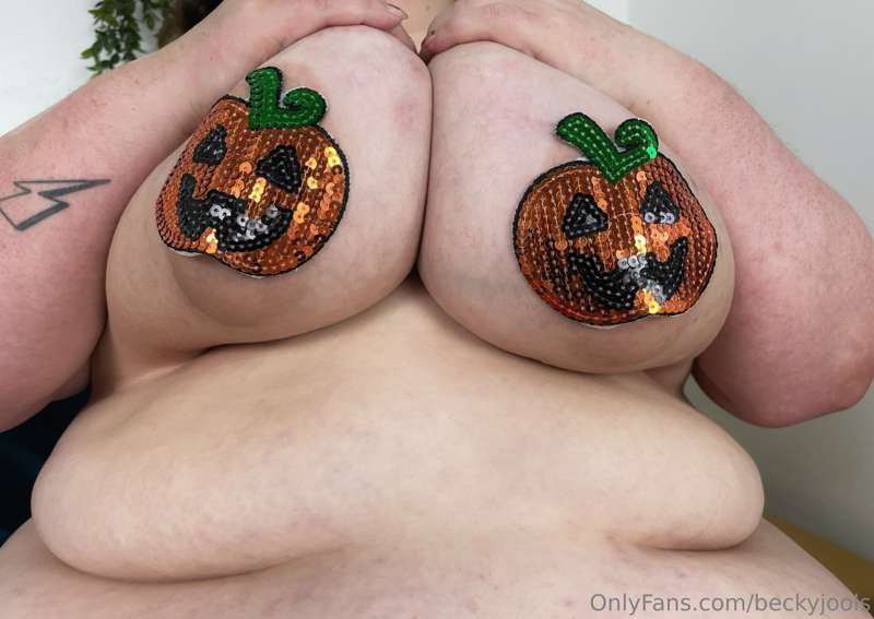 Orange you excited for Halloween? 😘🎃👻 3