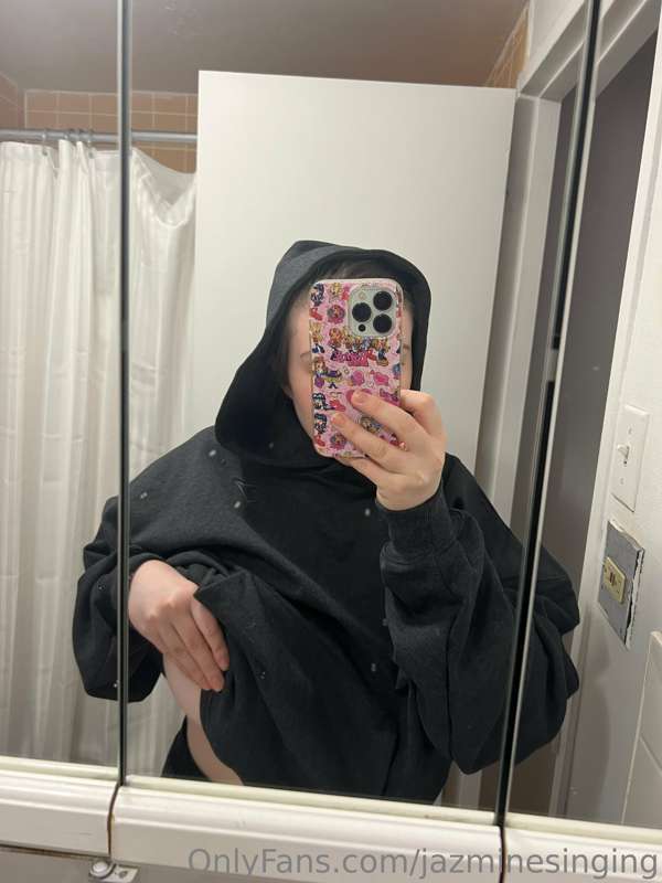 From hoodie to hand bra in your dms now🥰🍒