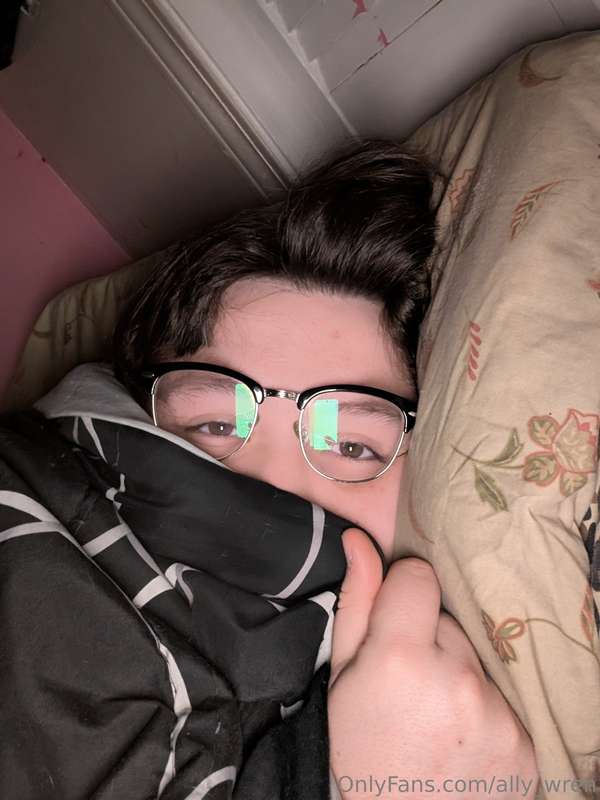 im freezing 😭 anyone wanna help warm me up?
