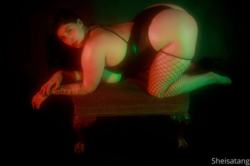 Just a oiled up curvy slut 6
