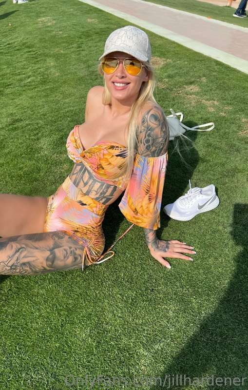 You have no idea how soft the grass is😍I enjoy the day with ..