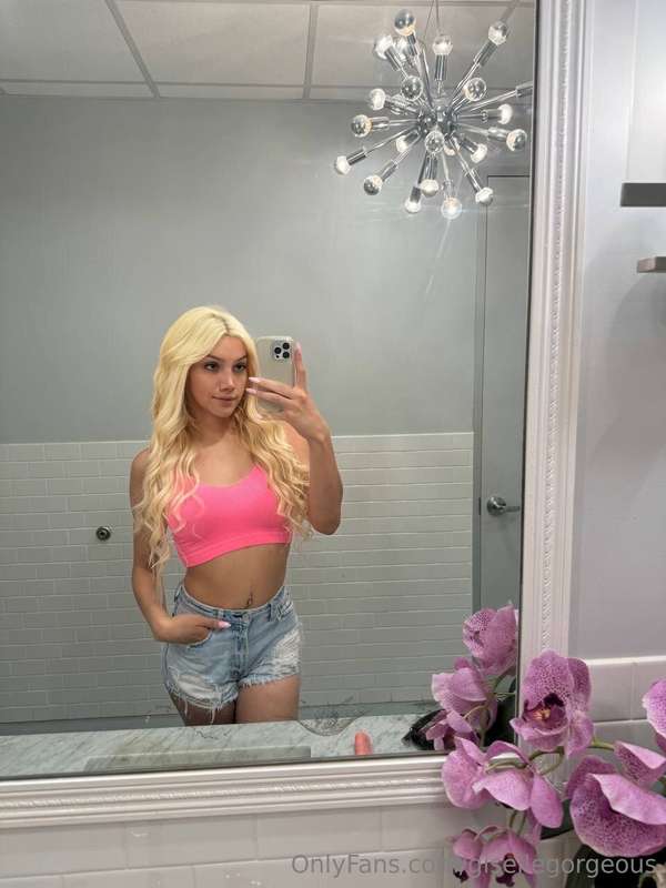 Feeling cuuuuute in my little denim shorts 🩷