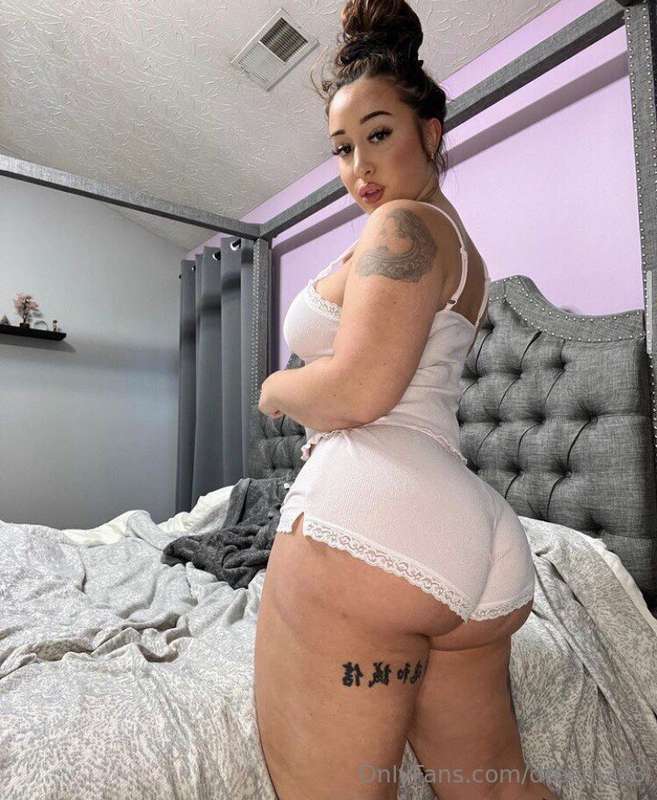 I need a place to sit, is your face free?😜🍑