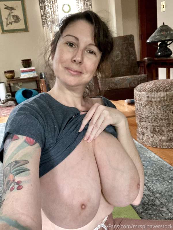 Easy Pilates workout today, no bra needed… ☺️☺️ 4