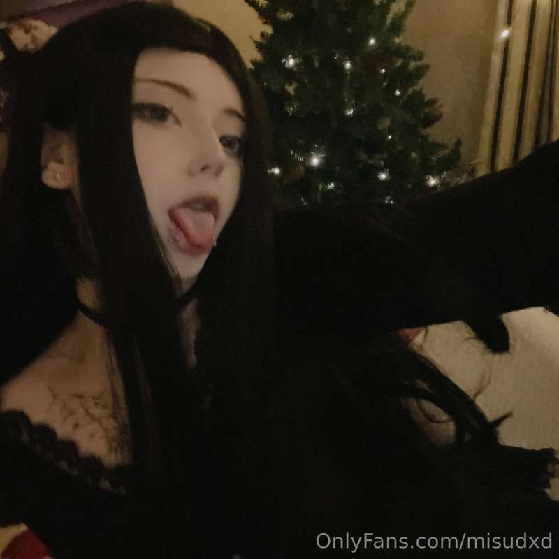  I think I found the perfect pose for my photoshoot… (´｡• ᵕ ..